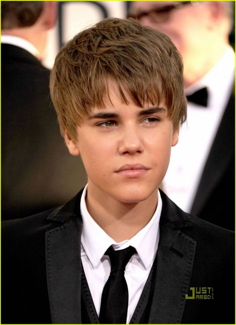 justin-bieber-golden-globes-2011-red-carpet-01.jpg